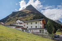 Piz Arina Apartments im Sommer
